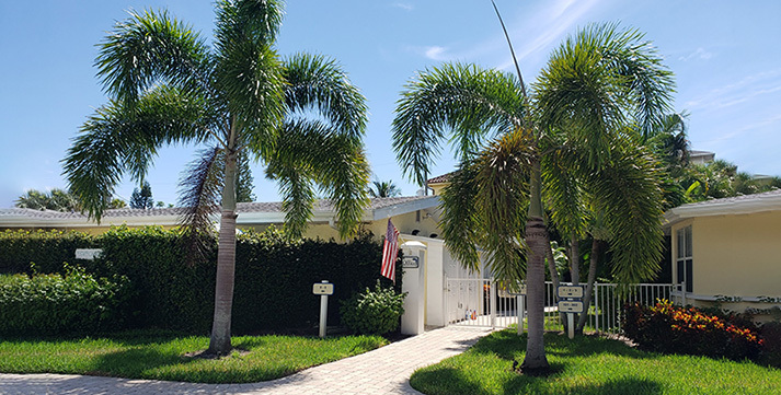 Entrance view of Sea Spray Resort, Siesta Key